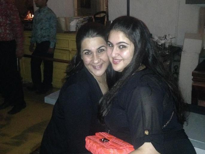 sara ali khan posted a throwback photo with mother amrita singh kartik aaryan commented on it | अमृता सिंगसोबत फोटोतील या मुलीला तुम्ही ओळखलंत का?, आता आहे लाखों तरूणांच्या हृदयाची धडकन sara ali khan posted a throwback photo with mother amrita singh kartik aaryan commented on it | अमृता सिंगसोबत फोटोतील या मुलीला तुम्ही ओळखलंत का?, आता आहे लाखों तरूणांच्या हृदयाची धडकन