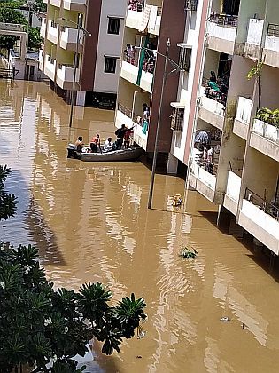 The water level of Waingange in the reservoir decreased, the flood continued | भंडारा जिल्ह्यात वैनगंगेचा जलस्तर घटला, पूर कायम The water level of Waingange in the reservoir decreased, the flood continued | भंडारा जिल्ह्यात वैनगंगेचा जलस्तर घटला, पूर कायम