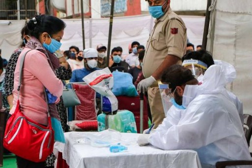 The cold increased .. The cold started at home; Coughing spread fear all around! | थंडी वाढली.. घरोघरी सर्दीही सुरू झाली; चारचौघांत खोकताच भीतीही पसरली ! The cold increased .. The cold started at home; Coughing spread fear all around! | थंडी वाढली.. घरोघरी सर्दीही सुरू झाली; चारचौघांत खोकताच भीतीही पसरली !