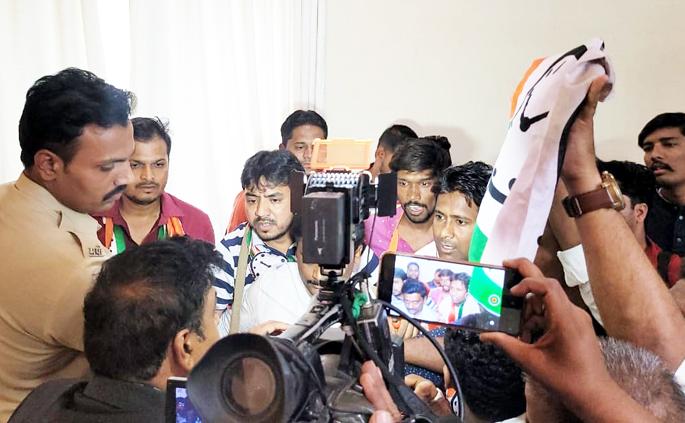 Big news; Sadabhau Khot was attacked by NCP workers from Solapur | मोठी बातमी; सदाभाऊ खोत यांच्यावर धावून गेले सोलापुरातील राष्ट्रवादी काँग्रेसचे कार्यकर्ते Big news; Sadabhau Khot was attacked by NCP workers from Solapur | मोठी बातमी; सदाभाऊ खोत यांच्यावर धावून गेले सोलापुरातील राष्ट्रवादी काँग्रेसचे कार्यकर्ते