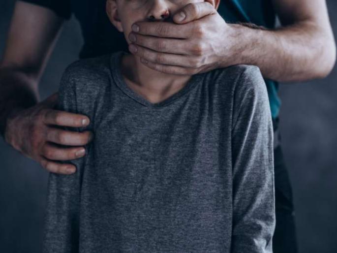 Thrilling! .. He escaped from the clutches of four abductors! | थरारक!..अन् चार अपहरणकर्त्यांच्या तावडीतून तो स्वत:च निसटला! Thrilling! .. He escaped from the clutches of four abductors! | थरारक!..अन् चार अपहरणकर्त्यांच्या तावडीतून तो स्वत:च निसटला!