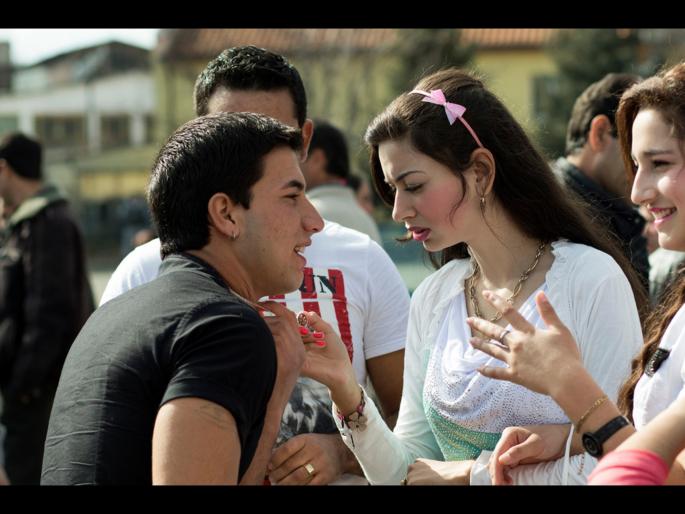 Bulgaria bride market where poor family sell their daughter to boy family | कांदे-बटाटे नाही तर इथे भरतो नवरींचा बाजार, पैसे देऊन पुरूष खरेदी करतात पत्नी Bulgaria bride market where poor family sell their daughter to boy family | कांदे-बटाटे नाही तर इथे भरतो नवरींचा बाजार, पैसे देऊन पुरूष खरेदी करतात पत्नी