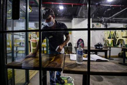 corona virus: The crowd in the bar is over, now the bottle opens at home | Coronavirus Unlock : बारमधील गर्दी आटली, आता घरातच उघडते बाटली corona virus: The crowd in the bar is over, now the bottle opens at home | Coronavirus Unlock : बारमधील गर्दी आटली, आता घरातच उघडते बाटली