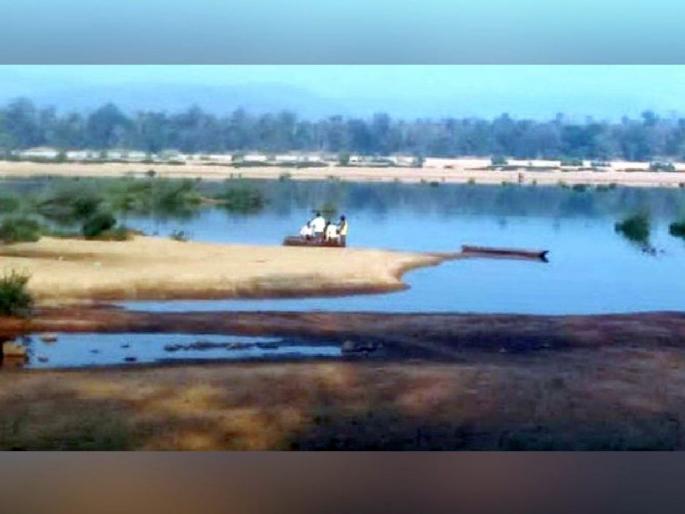 people's of ten villages are suffering due to not having bridge on bandiya river | विकासाच्या केवळ बाता! नागरिकांना नदीच्या पाण्यातून वाट काढतच पाेहाेचावे लागते गावात people's of ten villages are suffering due to not having bridge on bandiya river | विकासाच्या केवळ बाता! नागरिकांना नदीच्या पाण्यातून वाट काढतच पाेहाेचावे लागते गावात