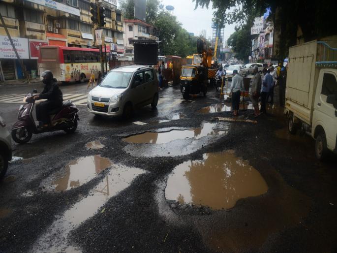 many path holes in major chowks of pune city | पुण्यातील चाैकांना आलंय चंद्राचं स्वरुप many path holes in major chowks of pune city | पुण्यातील चाैकांना आलंय चंद्राचं स्वरुप