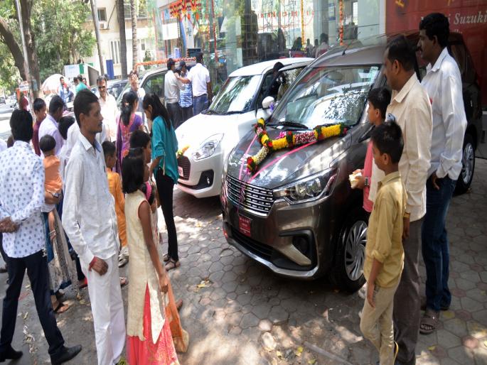 punekar buy 7 thousand vehicles on the occasion of gudi padwa | पुणेकरांनी साधला गुढीपाडव्याचा मुहूर्त ; तब्बल 7 हजार वाहनांची विक्री punekar buy 7 thousand vehicles on the occasion of gudi padwa | पुणेकरांनी साधला गुढीपाडव्याचा मुहूर्त ; तब्बल 7 हजार वाहनांची विक्री