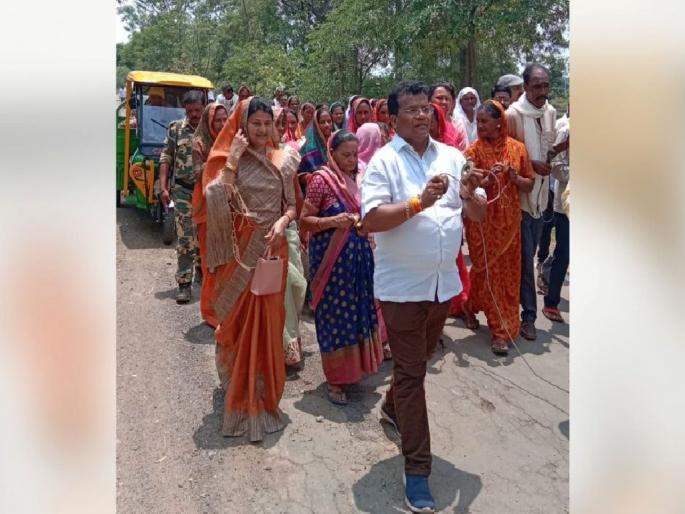 Bhajan Dindi movement of Congress to demand road repair | रस्ता दुरुस्तीच्या मागणीसाठी काँग्रेसचे भजन दिंडी आंदोलन Bhajan Dindi movement of Congress to demand road repair | रस्ता दुरुस्तीच्या मागणीसाठी काँग्रेसचे भजन दिंडी आंदोलन