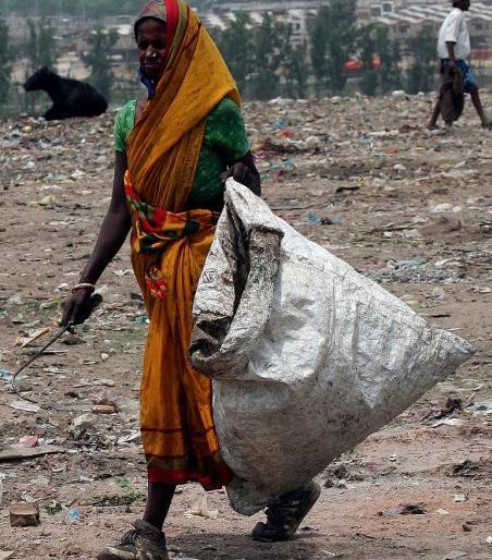 The ragpickers are became beggars | Corona Virus in Nagpur; भंगार वेचणाऱ्यांनी धरली भिकेची झोळी