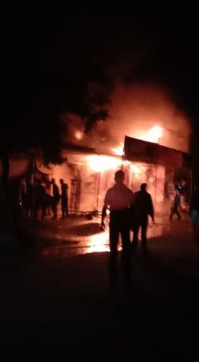 Fire breaks out at automobile shop in Ghonsa in Yavatmal district | यवतमाळ जिल्ह्यातील घोन्सा येथे ऑटोमोबाईल दुकानाला भीषण आग Fire breaks out at automobile shop in Ghonsa in Yavatmal district | यवतमाळ जिल्ह्यातील घोन्सा येथे ऑटोमोबाईल दुकानाला भीषण आग