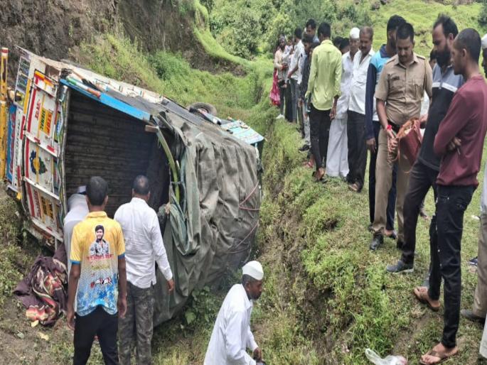 Sharp ups and downs, no protective barriers on the road; Administration responsible for the terrible accident in Khed | Khed Accident: तीव्र चढ-उतार, रस्त्याला संरक्षक कठडे नाहीत; खेडच्या भीषण अपघाताला प्रशासन कारणीभूत Sharp ups and downs, no protective barriers on the road; Administration responsible for the terrible accident in Khed | Khed Accident: तीव्र चढ-उतार, रस्त्याला संरक्षक कठडे नाहीत; खेडच्या भीषण अपघाताला प्रशासन कारणीभूत