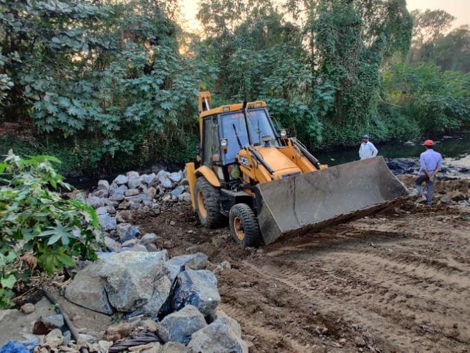 road was built by laying pipes in the creek even when there was no road in development plan | विकास आराखड्यात रस्ता नसताना देखील खाडीत पाईप टाकून रस्ता बांधण्याचा प्रताप road was built by laying pipes in the creek even when there was no road in development plan | विकास आराखड्यात रस्ता नसताना देखील खाडीत पाईप टाकून रस्ता बांधण्याचा प्रताप