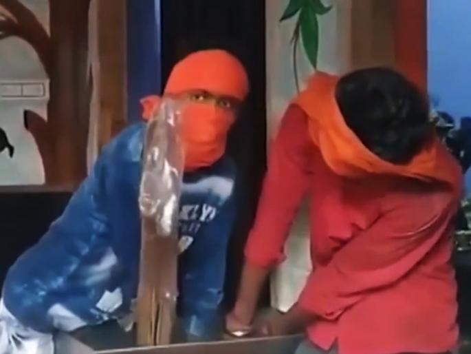 VIDEO : 2 thief entered in korba temple hand got stuck in donation box in Chhattisgarh | देवानेच दिली शिक्षा! मंदिरात चोरी करायला गेलेल्या चोराचे दानपेटीत अडकले हात आणि मग... VIDEO : 2 thief entered in korba temple hand got stuck in donation box in Chhattisgarh | देवानेच दिली शिक्षा! मंदिरात चोरी करायला गेलेल्या चोराचे दानपेटीत अडकले हात आणि मग...