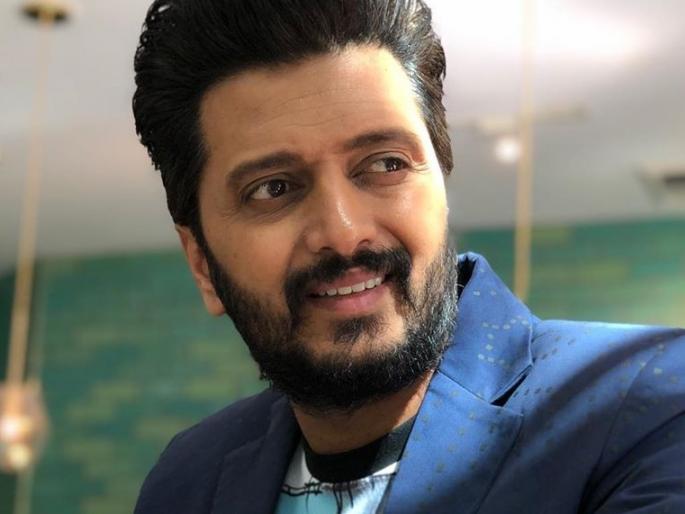 riteish deshmukh new look in coolie number 1 wrap up party-ram | OMG!! याला झाले तरी काय? रितेश देशमुखचा नवा लूक पाहून व्हाल हैराण riteish deshmukh new look in coolie number 1 wrap up party-ram | OMG!! याला झाले तरी काय? रितेश देशमुखचा नवा लूक पाहून व्हाल हैराण