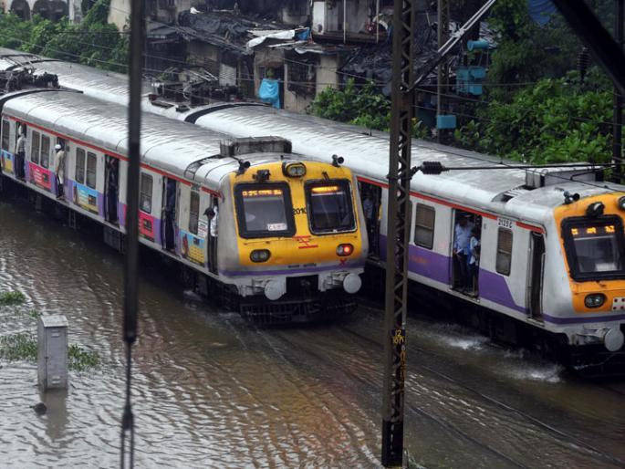 During the flood, 3,000 workers of the municipality helped Mumbai | पुरादरम्यान महापालिकेच्या ३२ हजार कामगारांनी मुंबईकरांना केली मदत During the flood, 3,000 workers of the municipality helped Mumbai | पुरादरम्यान महापालिकेच्या ३२ हजार कामगारांनी मुंबईकरांना केली मदत