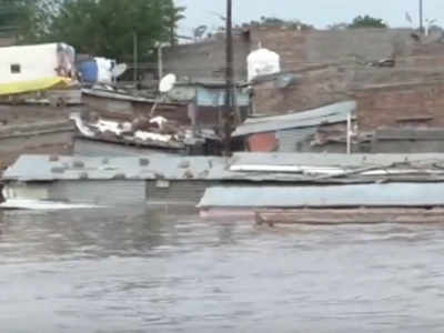 The flood water in the Bhandarkotha Bazaar basin | दक्षिण सोलापूर तालुक्यातील भंडारकवठेच्या बाजार तळात पुराचे पाणी