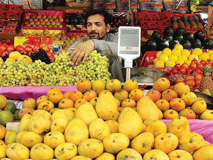 Arrival of mango in Solapur; Melons, watermelons reduce the Torah of grapes | सोलापुरात आंब्याचे आगमन; खरबूज, कलिंगडामुळे द्राक्षाचा तोरा कमी Arrival of mango in Solapur; Melons, watermelons reduce the Torah of grapes | सोलापुरात आंब्याचे आगमन; खरबूज, कलिंगडामुळे द्राक्षाचा तोरा कमी
