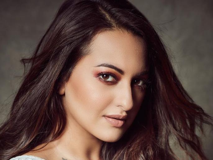 sonakshi sinha dress going viral on social media fans compare with malaika arora dress in vogue | OMG! सोनाक्षी सिन्हाने चोरला मलायका अरोराचा ड्रेस, व्हायरल झालेत फोटो sonakshi sinha dress going viral on social media fans compare with malaika arora dress in vogue | OMG! सोनाक्षी सिन्हाने चोरला मलायका अरोराचा ड्रेस, व्हायरल झालेत फोटो
