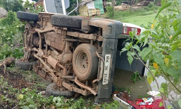 A vehicle of a mobile medical team overturned in Bhandara district | भंडारा जिल्ह्यात फिरत्या वैद्यकीय पथकाचे वाहन उलटले A vehicle of a mobile medical team overturned in Bhandara district | भंडारा जिल्ह्यात फिरत्या वैद्यकीय पथकाचे वाहन उलटले
