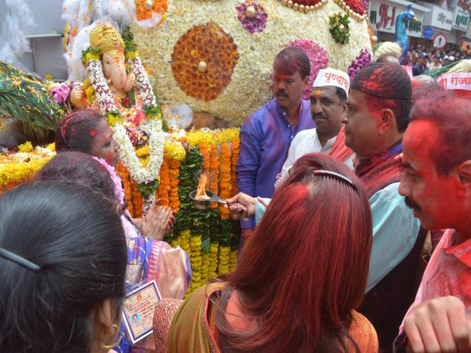 Muslim brothers welcome manache ganpati at belbag chowk | मुस्लिम बांधवांनी केले मानाच्या गणपतींचे स्वागत Muslim brothers welcome manache ganpati at belbag chowk | मुस्लिम बांधवांनी केले मानाच्या गणपतींचे स्वागत