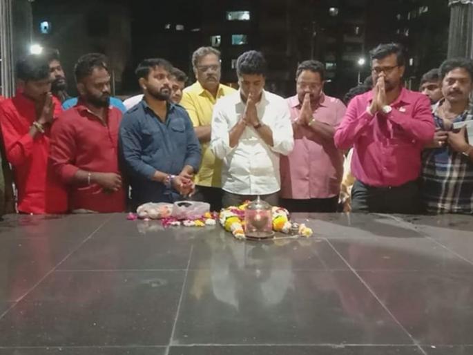 As soon as the candidacy was announced, the MNS candidate took Anand Dighein's Shakti Sthal Darshan | उमेदवारी जाहीर होताच मनसे उमेदवाराने घेतलं स्व.आनंद दिघेंच्या शक्तिस्थळाचं दर्शन 