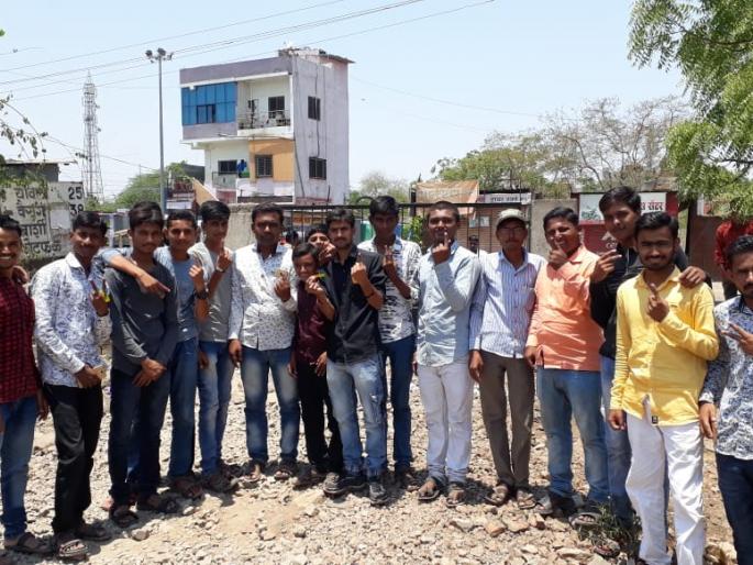 Karmala, Malshiras and Phaltan voted for voting | करमाळा, माळशिरस आणि फलटणमध्ये मतदानासाठी चुरस