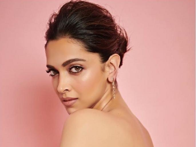 Deepika, Ranveer also appear clean in bold look in Karwa Chauth not traditional | करवा चौथला पारंपारिक नाही तर हॉट लूकमध्ये दिसली दीपिका पादुकोण, रणवीरही झाला क्लीन बोल्ड Deepika, Ranveer also appear clean in bold look in Karwa Chauth not traditional | करवा चौथला पारंपारिक नाही तर हॉट लूकमध्ये दिसली दीपिका पादुकोण, रणवीरही झाला क्लीन बोल्ड