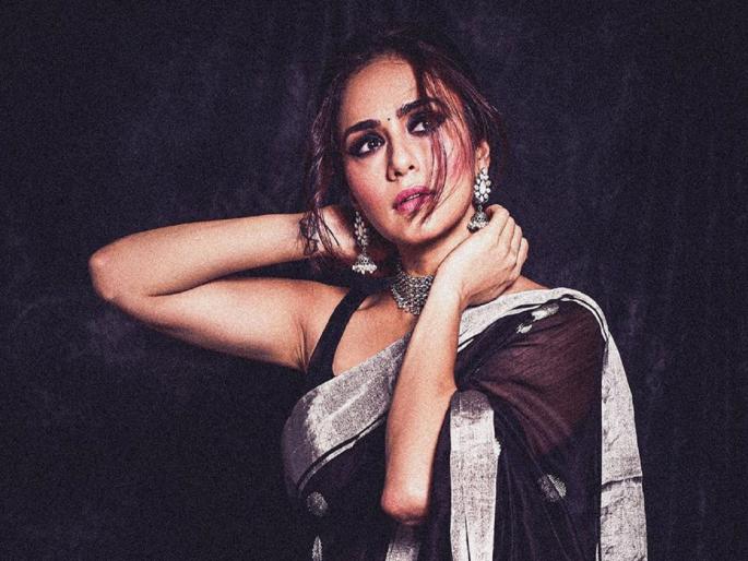 Amruta Khanvilkar shared photo in black saree, fans commenting on photo | काळ्या रंगाच्या साडीत खुललं अमृता खानविलकरचं सौंदर्य, फोटोंवर होतोय कमेंट्सचा वर्षाव