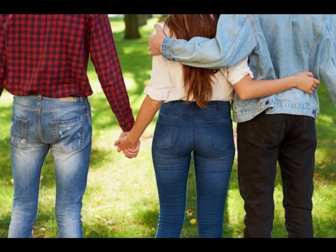 Mother in law caught her daughter in law in objectionable position with two lovers in Maharajganj UP | आपल्या दोन प्रियकरांसोबत रूममध्ये होती सून, सासूने आवाज ऐकून बघितलं आणि मग.... Mother in law caught her daughter in law in objectionable position with two lovers in Maharajganj UP | आपल्या दोन प्रियकरांसोबत रूममध्ये होती सून, सासूने आवाज ऐकून बघितलं आणि मग....