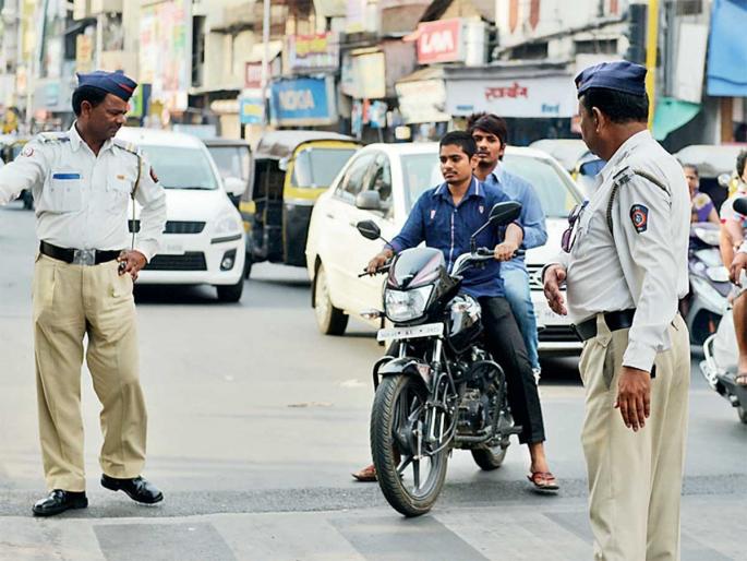 Helmet at home and how do you get out? 12 lakh two-wheelers fined Rs 58 lakh | हेल्मेट घरी अन् आपण बाहेर कसे ? १२ हजार दुचाकीस्वारांना ५८ लाखांचा दंड Helmet at home and how do you get out? 12 lakh two-wheelers fined Rs 58 lakh | हेल्मेट घरी अन् आपण बाहेर कसे ? १२ हजार दुचाकीस्वारांना ५८ लाखांचा दंड