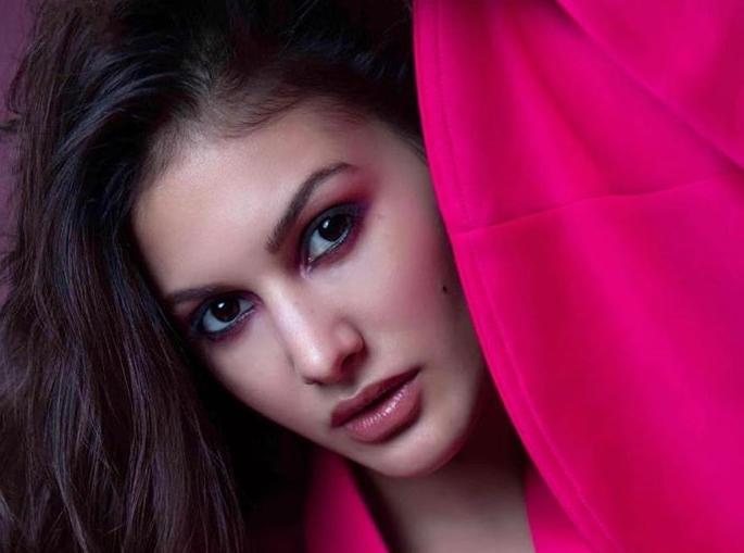 Hotness Alert! amyra dastur showing latest bold look pics goes viral | Hotness Alert!  अमायरा दस्तूरच्या फोटोंनी इंटरनेटवर लावली आग 