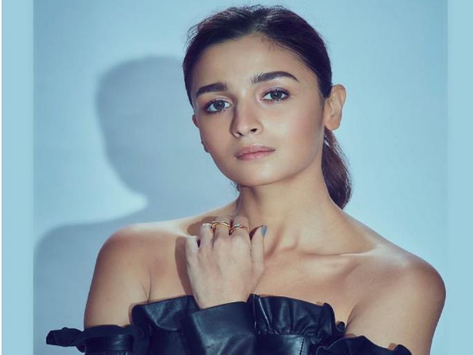 Alia Bhatt tosses F-word on MAMI stage, leaves Kareena Kapoor shocked as Karan Johar asks ‘Is this how I raised you?’ | OMG...! कुणीतरी आवरा रे... आलियाने भर इव्हेंटमध्ये दिली शिवी Alia Bhatt tosses F-word on MAMI stage, leaves Kareena Kapoor shocked as Karan Johar asks ‘Is this how I raised you?’ | OMG...! कुणीतरी आवरा रे... आलियाने भर इव्हेंटमध्ये दिली शिवी