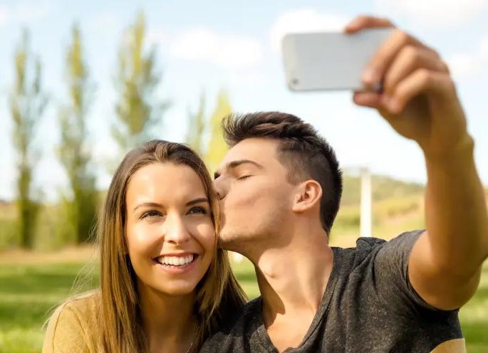 Relationship : Couples who take too many selfies are headed break | सोशल मीडियावर सतत फोटो शेअर करणाऱ्या कपलबाबत रिसर्चमधून अजब खुलासा Relationship : Couples who take too many selfies are headed break | सोशल मीडियावर सतत फोटो शेअर करणाऱ्या कपलबाबत रिसर्चमधून अजब खुलासा
