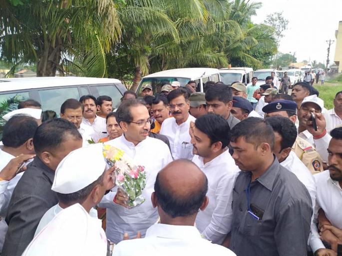 The monopoly is growing in the front; Vishwajit Kadam joins Uddhav Thackeray on farmers issue | महाशिवआघाडीत एकोपा; शेतकऱ्यांच्या बांधावर उद्धव ठाकरे यांच्यासोबत विश्वजीत कदमांची हजेरी The monopoly is growing in the front; Vishwajit Kadam joins Uddhav Thackeray on farmers issue | महाशिवआघाडीत एकोपा; शेतकऱ्यांच्या बांधावर उद्धव ठाकरे यांच्यासोबत विश्वजीत कदमांची हजेरी