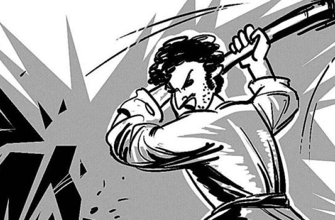 The father who asked about the mobile broke his head | मोबाईलबद्दल विचारणा करणाऱ्या पित्याचे डोके फोडले