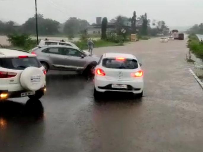 Balganga floods on Mumbai-Goa highway; Five people drowned in Raigad district | Raigad Rain: बाळगंगा पुराच्या पाण्याने मुंबई-गाेवा महामार्ग बुडाला; रायगड जिल्ह्यात पाच जण वाहून गेले Balganga floods on Mumbai-Goa highway; Five people drowned in Raigad district | Raigad Rain: बाळगंगा पुराच्या पाण्याने मुंबई-गाेवा महामार्ग बुडाला; रायगड जिल्ह्यात पाच जण वाहून गेले