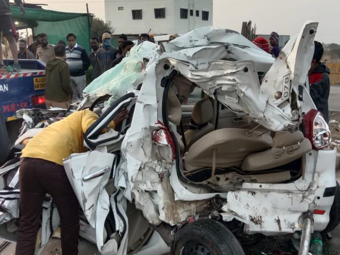 Accident News Solapur: accident on Solapur-Akkalkot highway; Four killed in car crash with two trucks | Accident News Solapur: सोलापूर- अक्कलकोट महामार्गावर दोन ट्रक, कारमध्ये विचित्र अपघात; सहा जण गंभीर