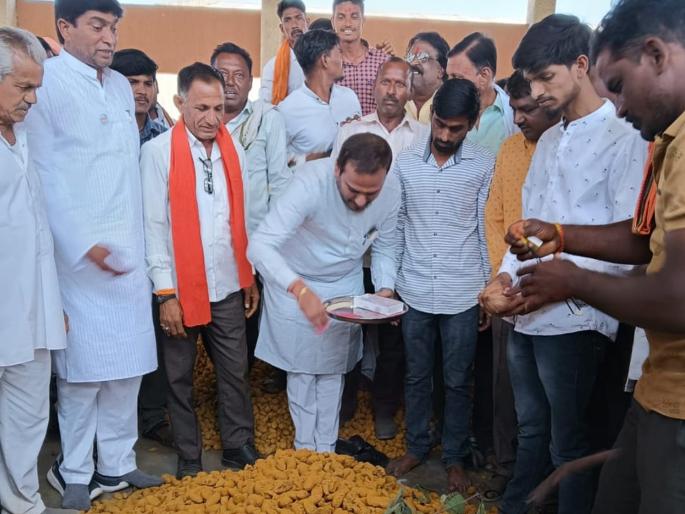 Arrival of 3 thousand quintals of turmeric on the first day at Risod | रिसोड येथे पहिल्याच दिवशी ३ हजार क्विंटल हळदीची आवक Arrival of 3 thousand quintals of turmeric on the first day at Risod | रिसोड येथे पहिल्याच दिवशी ३ हजार क्विंटल हळदीची आवक