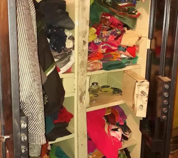 Robbery at a land records office staff; Lumps instead of five lakhs | भूमि अभिलेख कार्यालयातील कर्मचाºयांच्या घरी दरोडा; पाच लाखांचा ऐवज लंपास Robbery at a land records office staff; Lumps instead of five lakhs | भूमि अभिलेख कार्यालयातील कर्मचाºयांच्या घरी दरोडा; पाच लाखांचा ऐवज लंपास