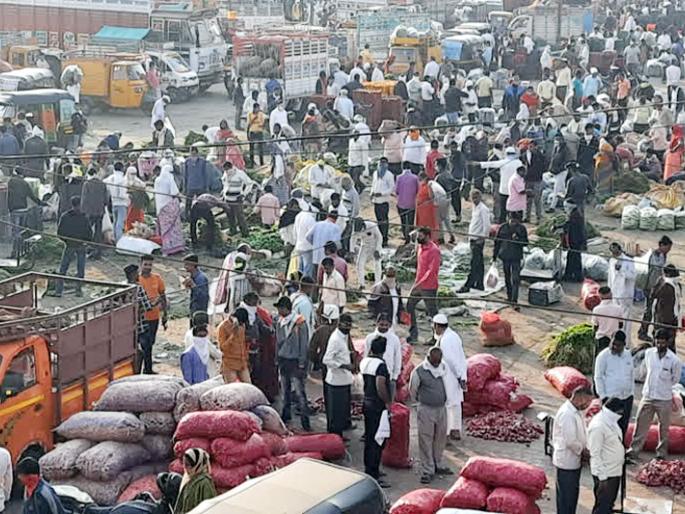 No one checked at the open gate of Solapur Bazar Samiti, receipts of fines inside! | सोलापूर बाजार समितीच्या सताड उघड्या गेटवर कोणी तपासेना, आत दंडाच्या पावत्या !