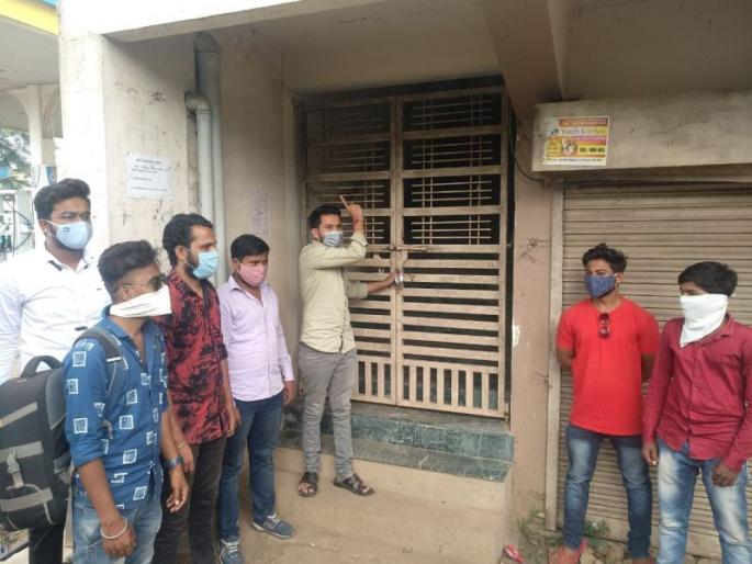 Yuva Parivartan locked the SAO office in Wardha | वर्ध्यात एसएओ कार्यालयास युवा परिवर्तनच्या आंदोलनकर्त्यांनी ठोकले कुलूप Yuva Parivartan locked the SAO office in Wardha | वर्ध्यात एसएओ कार्यालयास युवा परिवर्तनच्या आंदोलनकर्त्यांनी ठोकले कुलूप