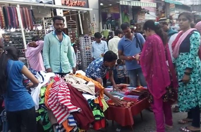 51 hawker zones declared in Nagpur city, but only on paper! | नागपूर शहरात ५१ फेरीवाले झोन घोषित, पण कागदावरच! 51 hawker zones declared in Nagpur city, but only on paper! | नागपूर शहरात ५१ फेरीवाले झोन घोषित, पण कागदावरच!