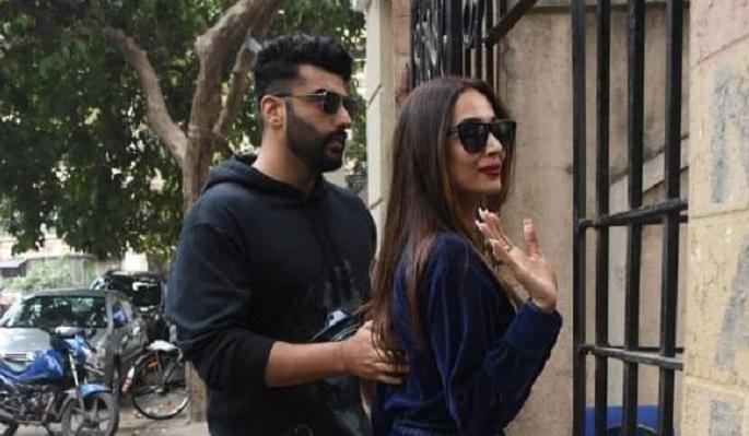 arjun kapoor met malaika arora mother on christmas | मलायकाच्या मॉम-डॅडसोबत अर्जुन कपूरने केली पार्टी, पाहा फोटो arjun kapoor met malaika arora mother on christmas | मलायकाच्या मॉम-डॅडसोबत अर्जुन कपूरने केली पार्टी, पाहा फोटो