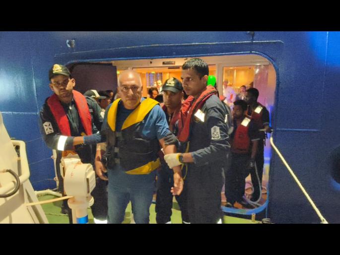 The Coast Guard brought the injured passenger to the port and took him to the hospital | तटरक्षक दलाने प्रकृती बिघाडलेल्या प्रवाशाला बंदरावर आणून इस्पितळात नेले The Coast Guard brought the injured passenger to the port and took him to the hospital | तटरक्षक दलाने प्रकृती बिघाडलेल्या प्रवाशाला बंदरावर आणून इस्पितळात नेले