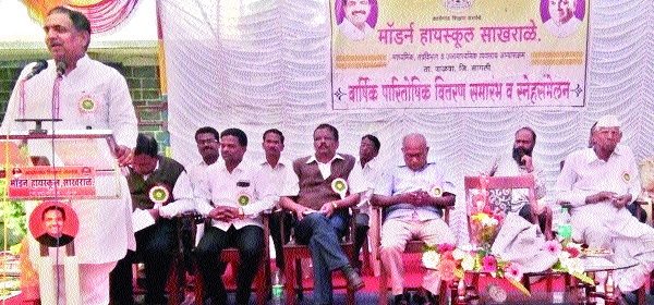Annoying the distribution of education from the government, worried Jayant Patil: annual reward distribution in Sakherale high school | शासनाकडून शिक्षणाचे खासगीकरण चिंताजनक जयंत पाटील : साखराळे हायस्कूलमध्ये वार्षिक पारितोषिक वितरण  Annoying the distribution of education from the government, worried Jayant Patil: annual reward distribution in Sakherale high school | शासनाकडून शिक्षणाचे खासगीकरण चिंताजनक जयंत पाटील : साखराळे हायस्कूलमध्ये वार्षिक पारितोषिक वितरण