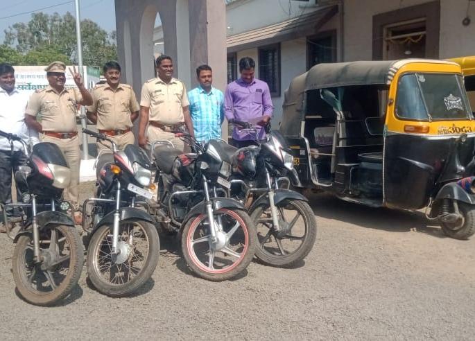 Caught by bike thief; Police seized five two-wheelers and two rickshaws from Sangola | दुचाकी चोरट्यास पकडले; पाच दुचाकी, दोन रिक्षा सांगोला पोलिसांनी केल्या जप्त Caught by bike thief; Police seized five two-wheelers and two rickshaws from Sangola | दुचाकी चोरट्यास पकडले; पाच दुचाकी, दोन रिक्षा सांगोला पोलिसांनी केल्या जप्त
