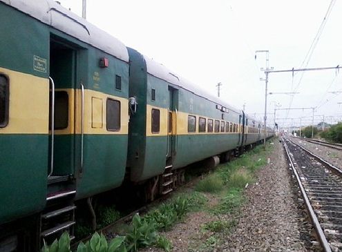 A young man was thrown from a moving train as he was kicked; Thrill in Nagpur-Pune Garibrath |  लाथ लागली म्हणून धावत्या ट्रेनमधून तरुणाला खाली फेकले; नागपूर-पुणे गरीबरथमध्ये थरार A young man was thrown from a moving train as he was kicked; Thrill in Nagpur-Pune Garibrath |  लाथ लागली म्हणून धावत्या ट्रेनमधून तरुणाला खाली फेकले; नागपूर-पुणे गरीबरथमध्ये थरार