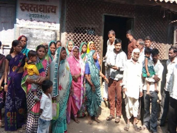 Description to get ration | शिधा मिळविण्यासाठी वणवण Description to get ration | शिधा मिळविण्यासाठी वणवण