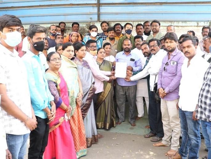 BJP corporators along with the mayor and assembly leaders paid a visit to the ST workers' agitation | एस.टी.कर्मचाऱ्यांच्या आंदोलनास महापौर, सभागृहनेत्यांसह भाजपाच्या नगरसेवकांनी दिली भेट BJP corporators along with the mayor and assembly leaders paid a visit to the ST workers' agitation | एस.टी.कर्मचाऱ्यांच्या आंदोलनास महापौर, सभागृहनेत्यांसह भाजपाच्या नगरसेवकांनी दिली भेट