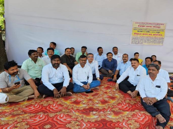 After the assurance of Guardian Minister, protest of Tehsildar, Naibatsahildar is finally over! Will report to work from Monday | पालकमंत्र्यांच्या अश्वासनानंतर अखेर तहसिलदार, नायबतसहिलदार यांचे आंदोलन मागे! After the assurance of Guardian Minister, protest of Tehsildar, Naibatsahildar is finally over! Will report to work from Monday | पालकमंत्र्यांच्या अश्वासनानंतर अखेर तहसिलदार, नायबतसहिलदार यांचे आंदोलन मागे!