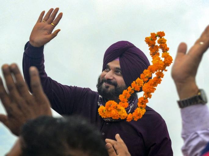 Navjot Singh Sidhu injured in road show in Amritsar in welcome Road Show | Navjot Singh Sidhu: रॅलीवेळी नवज्योत सिंग सिद्धू जखमी; पायातून रक्त वाहत होते तरीही रोड शो केला Navjot Singh Sidhu injured in road show in Amritsar in welcome Road Show | Navjot Singh Sidhu: रॅलीवेळी नवज्योत सिंग सिद्धू जखमी; पायातून रक्त वाहत होते तरीही रोड शो केला